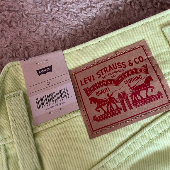NWT Levi’s High Waisted Mom Shorts - Picture 8 of 14